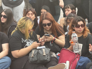 Buenos Aires, Argentina.- Argentine fans of British musician Liam Payne, star of the pop band One Direction, gathered on Thursday, October 17, 2024 in downtown Buenos Aires to pay tribute to the singer who died after falling from a balcony, in an event that has not yet been fully clarified. With white balloons, flowers and candles, hundreds of fans gathered in the afternoon on the streets of Buenos Aires to pay tribute to the musician by sadly singing songs such as History, Midnight memories, Live while we're young or Night changes. The followers of Payne, who died on Wednesday, placed candles and offerings in front of the emblematic Obelisk of Buenos Aires.