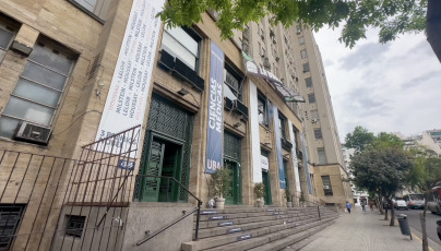 Buenos Aires, Argentina.- En las fotos tomadas el 17 de octubre de 2024, sedes de la Universidad de Buenos Aires cerradas. Los docentes y no docentes universitarios realizarán este jueves una nueva medida de fuerza en todas las universidades nacionales. El paro convocado por el Frente Sindical de Universidades Nacionales es en reclamo por la recomposición de los salarios y la ampliación del presupuesto educativo previsto para 2025. La medida se enmarca en un “plan de lucha” que abarca también el avance de las tomas estudiantiles de más de 40 edificios de universidades públicas en todo el país.