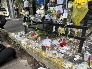 Buenos Aires, Argentina.- En las fotos, decenas de curiosos y fans de la banda One Direction, a la que perteneció Liam Payne, permanecen frente al hotel donde el artista murió el 17 de octubre del 2024. El músico británico exintegrante de la banda One Direction, falleció este miércoles (16) traes caer de un tercer piso en el hotel "Casa Sur" del barrio de Palermo, en la Ciudad de Buenos Aires. El cantante, de 31 años, se encontraba en el país desde hace varios días. Había viajado para asistir al show de Niall Horan, otro exintegrante de la banda