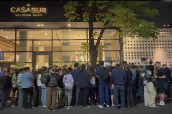 Buenos Aires, Argentina.- In the photos, fans light candles outside the hotel where former One Direction member Liam Payne died in Buenos Aires, Argentina on October 16, 2024. The British musician, former member of the band One Direction, died this Wednesday (16) after falling from a third floor at the "Casa Sur" hotel in the Palermo neighborhood, in the City of Buenos Aires. The singer, 31, had been in the country for several days. He had traveled to attend the show of Niall Horan, another former member of the band.