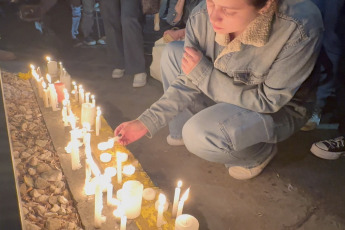 Buenos Aires, Argentina.- In the photos, fans light candles outside the hotel where former One Direction member Liam Payne died in Buenos Aires, Argentina on October 16, 2024. The British musician, former member of the band One Direction, died this Wednesday (16) after falling from a third floor at the "Casa Sur" hotel in the Palermo neighborhood, in the City of Buenos Aires. The singer, 31, had been in the country for several days. He had traveled to attend the show of Niall Horan, another former member of the band.