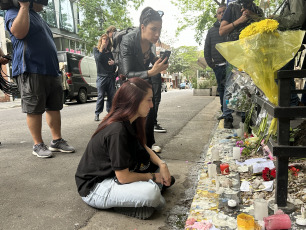 Buenos Aires, Argentina.- In the photos, dozens of curious people and fans of the band One Direction, to which Liam Payne belonged, remain in front of the hotel where the artist died on October 17, 2024. The British musician, former member of the band One Direction, died this Wednesday (16) after falling from a third floor in the "Casa Sur" hotel in the Palermo neighborhood, in the City of Buenos Aires. The singer, 31 years old, had been in the country for several days. He had traveled to attend the show of Niall Horan, another former member of the band