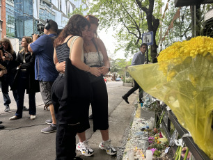 Buenos Aires, Argentina.- In the photos, dozens of curious people and fans of the band One Direction, to which Liam Payne belonged, remain in front of the hotel where the artist died on October 17, 2024. The British musician, former member of the band One Direction, died this Wednesday (16) after falling from a third floor in the "Casa Sur" hotel in the Palermo neighborhood, in the City of Buenos Aires. The singer, 31 years old, had been in the country for several days. He had traveled to attend the show of Niall Horan, another former member of the band