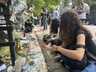 Buenos Aires, Argentina.- In the photos, dozens of curious people and fans of the band One Direction, to which Liam Payne belonged, remain in front of the hotel where the artist died on October 17, 2024. The British musician, former member of the band One Direction, died this Wednesday (16) after falling from a third floor in the "Casa Sur" hotel in the Palermo neighborhood, in the City of Buenos Aires. The singer, 31 years old, had been in the country for several days. He had traveled to attend the show of Niall Horan, another former member of the band