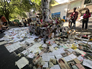 Buenos Aires, Argentina.- En las fotos, fans del músico Liam Payne dejaron cartas, flores y recuerdos creando un santuario frente al hotel donde se hospedaba en Buenos Aires, Argentina. Liam Payne , ex integrante de la famosa boy band One Direction , falleció tras caer desde el tercer piso de un hotel en el barrio de Palermo, en la ciudad de Buenos Aires. El cantante británico, de 31 años, estaba hospedado en el Hotel Casa Sur , donde ocurrió el hecho.