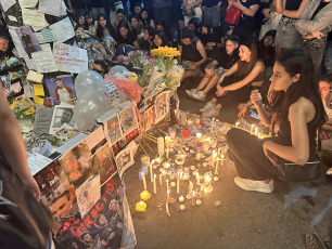 Buenos Aires, Argentina. En la foto del 17 de octubre de 2024, los fans de Liam Payne continúa autoconvocandose en la puerta del hotel CasaSur Palermo, donde murió ayer el músico. Entre lágrimas y sentados sobre el asfalto, los jóvenes cantan algunos de los éxitos de Liam, recuerdan sus tiempos en One Direction y permanecen allí. Además, le escriben cartas al compositor y las pegan en un árbol de la entrada del hotel.