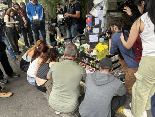 Buenos Aires, Argentina.- En las fotos, decenas de curiosos y fans de la banda One Direction, a la que perteneció Liam Payne, permanecen frente al hotel donde el artista murió el 17 de octubre del 2024. El músico británico exintegrante de la banda One Direction, falleció este miércoles (16) traes caer de un tercer piso en el hotel "Casa Sur" del barrio de Palermo, en la Ciudad de Buenos Aires. El cantante, de 31 años, se encontraba en el país desde hace varios días. Había viajado para asistir al show de Niall Horan, otro exintegrante de la banda