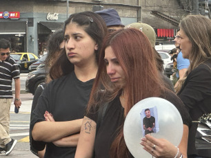 Buenos Aires, Argentina.- Argentine fans of British musician Liam Payne, star of the pop band One Direction, gathered on Thursday, October 17, 2024 in downtown Buenos Aires to pay tribute to the singer who died after falling from a balcony, in an event that has not yet been fully clarified. With white balloons, flowers and candles, hundreds of fans gathered in the afternoon on the streets of Buenos Aires to pay tribute to the musician by sadly singing songs such as History, Midnight memories, Live while we're young or Night changes. The followers of Payne, who died on Wednesday, placed candles and offerings in front of the emblematic Obelisk of Buenos Aires.