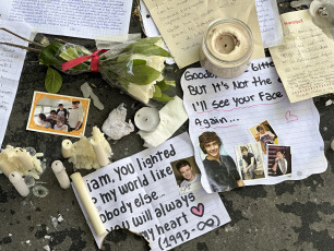 Buenos Aires, Argentina.- En las fotos, fans del músico Liam Payne dejaron cartas, flores y recuerdos creando un santuario frente al hotel donde se hospedaba en Buenos Aires, Argentina. Liam Payne , ex integrante de la famosa boy band One Direction , falleció tras caer desde el tercer piso de un hotel en el barrio de Palermo, en la ciudad de Buenos Aires. El cantante británico, de 31 años, estaba hospedado en el Hotel Casa Sur , donde ocurrió el hecho.