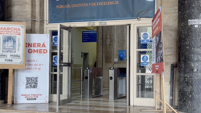 Buenos Aires, Argentina.- En las fotos tomadas el 17 de octubre de 2024, sedes de la Universidad de Buenos Aires cerradas. Los docentes y no docentes universitarios realizarán este jueves una nueva medida de fuerza en todas las universidades nacionales. El paro convocado por el Frente Sindical de Universidades Nacionales es en reclamo por la recomposición de los salarios y la ampliación del presupuesto educativo previsto para 2025. La medida se enmarca en un “plan de lucha” que abarca también el avance de las tomas estudiantiles de más de 40 edificios de universidades públicas en todo el país.