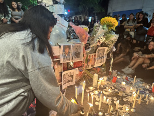 Buenos Aires, Argentina. En la foto del 17 de octubre de 2024, los fans de Liam Payne continúa autoconvocandose en la puerta del hotel CasaSur Palermo, donde murió ayer el músico. Entre lágrimas y sentados sobre el asfalto, los jóvenes cantan algunos de los éxitos de Liam, recuerdan sus tiempos en One Direction y permanecen allí. Además, le escriben cartas al compositor y las pegan en un árbol de la entrada del hotel.