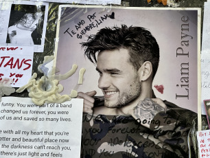 Buenos Aires, Argentina.- In the photos, fans of the musician Liam Payne left letters, flowers and memories creating a shrine in front of the hotel where he was staying in Buenos Aires, Argentina. Liam Payne, former member of the famous boy band One Direction, died after falling from the third floor of a hotel in the Palermo neighborhood, in the city of Buenos Aires. The British singer, 31 years old, was staying at the Hotel Casa Sur, where the incident occurred.