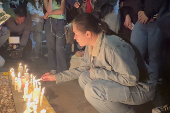 Buenos Aires, Argentina.- En las fotos, fans encienden velas afuera del hotel donde murió el ex miembro de One Direction Liam Payne en Buenos Aires, Argentina el 16 de octubre del 2024. El músico británico exintegrante de la banda One Direction, falleció este miércoles (16) traes caer de un tercer piso en el hotel "Casa Sur" del barrio de Palermo, en la Ciudad de Buenos Aires. El cantante, de 31 años, se encontraba en el país desde hace varios días. Había viajado para asistir al show de Niall Horan, otro exintegrante de la banda