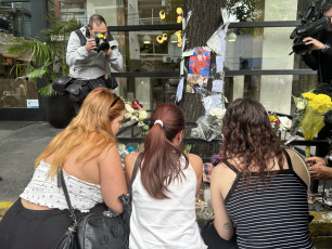 Buenos Aires, Argentina.- En las fotos, decenas de curiosos y fans de la banda One Direction, a la que perteneció Liam Payne, permanecen frente al hotel donde el artista murió el 17 de octubre del 2024. El músico británico exintegrante de la banda One Direction, falleció este miércoles (16) traes caer de un tercer piso en el hotel "Casa Sur" del barrio de Palermo, en la Ciudad de Buenos Aires. El cantante, de 31 años, se encontraba en el país desde hace varios días. Había viajado para asistir al show de Niall Horan, otro exintegrante de la banda