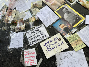 Buenos Aires, Argentina.- In the photos, fans of the musician Liam Payne left letters, flowers and memories creating a shrine in front of the hotel where he was staying in Buenos Aires, Argentina. Liam Payne, former member of the famous boy band One Direction, died after falling from the third floor of a hotel in the Palermo neighborhood, in the city of Buenos Aires. The British singer, 31 years old, was staying at the Hotel Casa Sur, where the incident occurred.