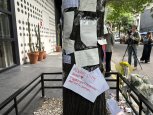 Buenos Aires, Argentina.- En las fotos, decenas de curiosos y fans de la banda One Direction, a la que perteneció Liam Payne, permanecen frente al hotel donde el artista murió el 17 de octubre del 2024. El músico británico exintegrante de la banda One Direction, falleció este miércoles (16) traes caer de un tercer piso en el hotel "Casa Sur" del barrio de Palermo, en la Ciudad de Buenos Aires. El cantante, de 31 años, se encontraba en el país desde hace varios días. Había viajado para asistir al show de Niall Horan, otro exintegrante de la banda