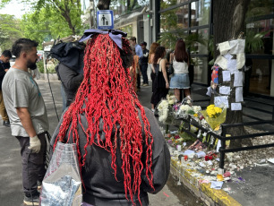 Buenos Aires, Argentina.- In the photos, dozens of curious people and fans of the band One Direction, to which Liam Payne belonged, remain in front of the hotel where the artist died on October 17, 2024. The British musician, former member of the band One Direction, died this Wednesday (16) after falling from a third floor in the "Casa Sur" hotel in the Palermo neighborhood, in the City of Buenos Aires. The singer, 31 years old, had been in the country for several days. He had traveled to attend the show of Niall Horan, another former member of the band