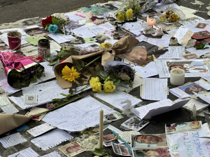 Buenos Aires, Argentina.- In the photos, fans of the musician Liam Payne left letters, flowers and memories creating a shrine in front of the hotel where he was staying in Buenos Aires, Argentina. Liam Payne, former member of the famous boy band One Direction, died after falling from the third floor of a hotel in the Palermo neighborhood, in the city of Buenos Aires. The British singer, 31 years old, was staying at the Hotel Casa Sur, where the incident occurred.