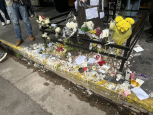 Buenos Aires, Argentina.- In the photos, dozens of curious people and fans of the band One Direction, to which Liam Payne belonged, remain in front of the hotel where the artist died on October 17, 2024. The British musician, former member of the band One Direction, died this Wednesday (16) after falling from a third floor in the "Casa Sur" hotel in the Palermo neighborhood, in the City of Buenos Aires. The singer, 31 years old, had been in the country for several days. He had traveled to attend the show of Niall Horan, another former member of the band