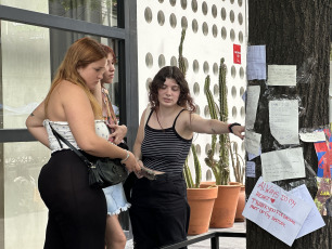 Buenos Aires, Argentina.- En las fotos, decenas de curiosos y fans de la banda One Direction, a la que perteneció Liam Payne, permanecen frente al hotel donde el artista murió el 17 de octubre del 2024. El músico británico exintegrante de la banda One Direction, falleció este miércoles (16) traes caer de un tercer piso en el hotel "Casa Sur" del barrio de Palermo, en la Ciudad de Buenos Aires. El cantante, de 31 años, se encontraba en el país desde hace varios días. Había viajado para asistir al show de Niall Horan, otro exintegrante de la banda