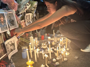 Buenos Aires, Argentina. En la foto del 17 de octubre de 2024, los fans de Liam Payne continúa autoconvocandose en la puerta del hotel CasaSur Palermo, donde murió ayer el músico. Entre lágrimas y sentados sobre el asfalto, los jóvenes cantan algunos de los éxitos de Liam, recuerdan sus tiempos en One Direction y permanecen allí. Además, le escriben cartas al compositor y las pegan en un árbol de la entrada del hotel.