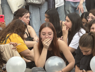 Buenos Aires, Argentina.- Argentine fans of British musician Liam Payne, star of the pop band One Direction, gathered on Thursday, October 17, 2024 in downtown Buenos Aires to pay tribute to the singer who died after falling from a balcony, in an event that has not yet been fully clarified. With white balloons, flowers and candles, hundreds of fans gathered in the afternoon on the streets of Buenos Aires to pay tribute to the musician by sadly singing songs such as History, Midnight memories, Live while we're young or Night changes. The followers of Payne, who died on Wednesday, placed candles and offerings in front of the emblematic Obelisk of Buenos Aires.