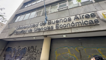 Buenos Aires, Argentina.- En las fotos tomadas el 17 de octubre de 2024, sedes de la Universidad de Buenos Aires cerradas. Los docentes y no docentes universitarios realizarán este jueves una nueva medida de fuerza en todas las universidades nacionales. El paro convocado por el Frente Sindical de Universidades Nacionales es en reclamo por la recomposición de los salarios y la ampliación del presupuesto educativo previsto para 2025. La medida se enmarca en un “plan de lucha” que abarca también el avance de las tomas estudiantiles de más de 40 edificios de universidades públicas en todo el país.