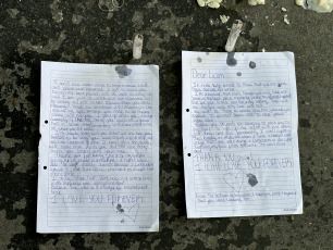 Buenos Aires, Argentina.- En las fotos, fans del músico Liam Payne dejaron cartas, flores y recuerdos creando un santuario frente al hotel donde se hospedaba en Buenos Aires, Argentina. Liam Payne , ex integrante de la famosa boy band One Direction , falleció tras caer desde el tercer piso de un hotel en el barrio de Palermo, en la ciudad de Buenos Aires. El cantante británico, de 31 años, estaba hospedado en el Hotel Casa Sur , donde ocurrió el hecho.