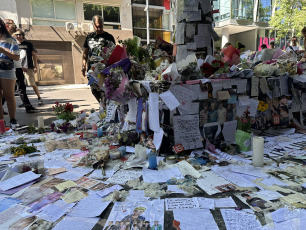 Buenos Aires, Argentina.- In the photos, fans of the musician Liam Payne left letters, flowers and memories creating a shrine in front of the hotel where he was staying in Buenos Aires, Argentina. Liam Payne, former member of the famous boy band One Direction, died after falling from the third floor of a hotel in the Palermo neighborhood, in the city of Buenos Aires. The British singer, 31 years old, was staying at the Hotel Casa Sur, where the incident occurred.