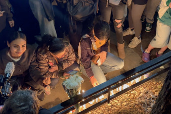 Buenos Aires, Argentina.- In the photos, fans light candles outside the hotel where former One Direction member Liam Payne died in Buenos Aires, Argentina on October 16, 2024. The British musician, former member of the band One Direction, died this Wednesday (16) after falling from a third floor at the "Casa Sur" hotel in the Palermo neighborhood, in the City of Buenos Aires. The singer, 31, had been in the country for several days. He had traveled to attend the show of Niall Horan, another former member of the band.