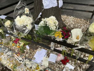 Buenos Aires, Argentina.- In the photos, dozens of curious people and fans of the band One Direction, to which Liam Payne belonged, remain in front of the hotel where the artist died on October 17, 2024. The British musician, former member of the band One Direction, died this Wednesday (16) after falling from a third floor in the "Casa Sur" hotel in the Palermo neighborhood, in the City of Buenos Aires. The singer, 31 years old, had been in the country for several days. He had traveled to attend the show of Niall Horan, another former member of the band