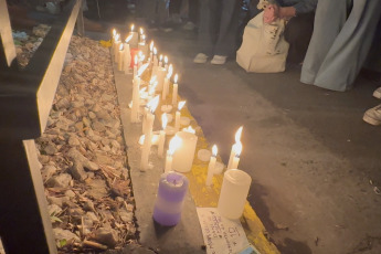 Buenos Aires, Argentina.- In the photos, fans light candles outside the hotel where former One Direction member Liam Payne died in Buenos Aires, Argentina on October 16, 2024. The British musician, former member of the band One Direction, died this Wednesday (16) after falling from a third floor at the "Casa Sur" hotel in the Palermo neighborhood, in the City of Buenos Aires. The singer, 31, had been in the country for several days. He had traveled to attend the show of Niall Horan, another former member of the band.