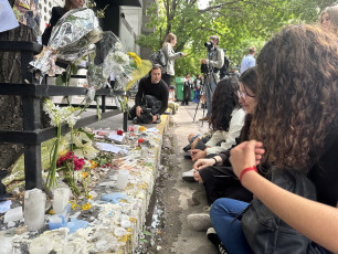 Buenos Aires, Argentina.- In the photos, dozens of curious people and fans of the band One Direction, to which Liam Payne belonged, remain in front of the hotel where the artist died on October 17, 2024. The British musician, former member of the band One Direction, died this Wednesday (16) after falling from a third floor in the "Casa Sur" hotel in the Palermo neighborhood, in the City of Buenos Aires. The singer, 31 years old, had been in the country for several days. He had traveled to attend the show of Niall Horan, another former member of the band