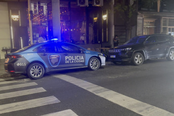 Buenos Aires, Argentina.- En las fotos, fans encienden velas afuera del hotel donde murió el ex miembro de One Direction Liam Payne en Buenos Aires, Argentina el 16 de octubre del 2024. El músico británico exintegrante de la banda One Direction, falleció este miércoles (16) traes caer de un tercer piso en el hotel "Casa Sur" del barrio de Palermo, en la Ciudad de Buenos Aires. El cantante, de 31 años, se encontraba en el país desde hace varios días. Había viajado para asistir al show de Niall Horan, otro exintegrante de la banda