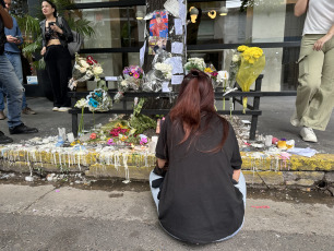 Buenos Aires, Argentina.- En las fotos, decenas de curiosos y fans de la banda One Direction, a la que perteneció Liam Payne, permanecen frente al hotel donde el artista murió el 17 de octubre del 2024. El músico británico exintegrante de la banda One Direction, falleció este miércoles (16) traes caer de un tercer piso en el hotel "Casa Sur" del barrio de Palermo, en la Ciudad de Buenos Aires. El cantante, de 31 años, se encontraba en el país desde hace varios días. Había viajado para asistir al show de Niall Horan, otro exintegrante de la banda