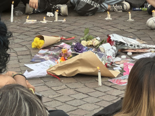 Buenos Aires, Argentina.- Argentine fans of British musician Liam Payne, star of the pop band One Direction, gathered on Thursday, October 17, 2024 in downtown Buenos Aires to pay tribute to the singer who died after falling from a balcony, in an event that has not yet been fully clarified. With white balloons, flowers and candles, hundreds of fans gathered in the afternoon on the streets of Buenos Aires to pay tribute to the musician by sadly singing songs such as History, Midnight memories, Live while we're young or Night changes. The followers of Payne, who died on Wednesday, placed candles and offerings in front of the emblematic Obelisk of Buenos Aires.