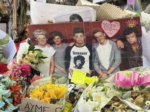 Buenos Aires, Argentina.- En las fotos, fans del músico Liam Payne dejaron cartas, flores y recuerdos creando un santuario frente al hotel donde se hospedaba en Buenos Aires, Argentina. Liam Payne , ex integrante de la famosa boy band One Direction , falleció tras caer desde el tercer piso de un hotel en el barrio de Palermo, en la ciudad de Buenos Aires. El cantante británico, de 31 años, estaba hospedado en el Hotel Casa Sur , donde ocurrió el hecho.