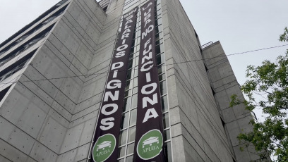 Buenos Aires, Argentina.- En las fotos tomadas el 17 de octubre de 2024, sedes de la Universidad de Buenos Aires cerradas. Los docentes y no docentes universitarios realizarán este jueves una nueva medida de fuerza en todas las universidades nacionales. El paro convocado por el Frente Sindical de Universidades Nacionales es en reclamo por la recomposición de los salarios y la ampliación del presupuesto educativo previsto para 2025. La medida se enmarca en un “plan de lucha” que abarca también el avance de las tomas estudiantiles de más de 40 edificios de universidades públicas en todo el país.