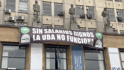 Buenos Aires, Argentina.- En las fotos tomadas el 17 de octubre de 2024, sedes de la Universidad de Buenos Aires cerradas. Los docentes y no docentes universitarios realizarán este jueves una nueva medida de fuerza en todas las universidades nacionales. El paro convocado por el Frente Sindical de Universidades Nacionales es en reclamo por la recomposición de los salarios y la ampliación del presupuesto educativo previsto para 2025. La medida se enmarca en un “plan de lucha” que abarca también el avance de las tomas estudiantiles de más de 40 edificios de universidades públicas en todo el país.