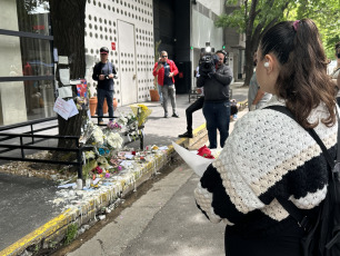 Buenos Aires, Argentina.- En las fotos, decenas de curiosos y fans de la banda One Direction, a la que perteneció Liam Payne, permanecen frente al hotel donde el artista murió el 17 de octubre del 2024. El músico británico exintegrante de la banda One Direction, falleció este miércoles (16) traes caer de un tercer piso en el hotel "Casa Sur" del barrio de Palermo, en la Ciudad de Buenos Aires. El cantante, de 31 años, se encontraba en el país desde hace varios días. Había viajado para asistir al show de Niall Horan, otro exintegrante de la banda