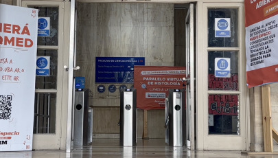 Buenos Aires, Argentina.- En las fotos tomadas el 17 de octubre de 2024, sedes de la Universidad de Buenos Aires cerradas. Los docentes y no docentes universitarios realizarán este jueves una nueva medida de fuerza en todas las universidades nacionales. El paro convocado por el Frente Sindical de Universidades Nacionales es en reclamo por la recomposición de los salarios y la ampliación del presupuesto educativo previsto para 2025. La medida se enmarca en un “plan de lucha” que abarca también el avance de las tomas estudiantiles de más de 40 edificios de universidades públicas en todo el país.