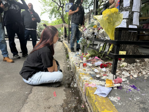 Buenos Aires, Argentina.- In the photos, dozens of curious people and fans of the band One Direction, to which Liam Payne belonged, remain in front of the hotel where the artist died on October 17, 2024. The British musician, former member of the band One Direction, died this Wednesday (16) after falling from a third floor in the "Casa Sur" hotel in the Palermo neighborhood, in the City of Buenos Aires. The singer, 31 years old, had been in the country for several days. He had traveled to attend the show of Niall Horan, another former member of the band