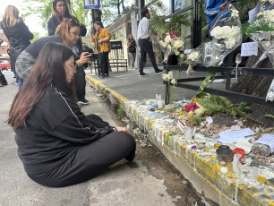 Buenos Aires, Argentina.- En las fotos, decenas de curiosos y fans de la banda One Direction, a la que perteneció Liam Payne, permanecen frente al hotel donde el artista murió el 17 de octubre del 2024. El músico británico exintegrante de la banda One Direction, falleció este miércoles (16) traes caer de un tercer piso en el hotel "Casa Sur" del barrio de Palermo, en la Ciudad de Buenos Aires. El cantante, de 31 años, se encontraba en el país desde hace varios días. Había viajado para asistir al show de Niall Horan, otro exintegrante de la banda