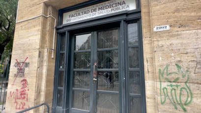 Buenos Aires, Argentina.- En las fotos tomadas el 17 de octubre de 2024, sedes de la Universidad de Buenos Aires cerradas. Los docentes y no docentes universitarios realizarán este jueves una nueva medida de fuerza en todas las universidades nacionales. El paro convocado por el Frente Sindical de Universidades Nacionales es en reclamo por la recomposición de los salarios y la ampliación del presupuesto educativo previsto para 2025. La medida se enmarca en un “plan de lucha” que abarca también el avance de las tomas estudiantiles de más de 40 edificios de universidades públicas en todo el país.