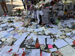 Buenos Aires, Argentina.- En las fotos, fans del músico Liam Payne dejaron cartas, flores y recuerdos creando un santuario frente al hotel donde se hospedaba en Buenos Aires, Argentina. Liam Payne , ex integrante de la famosa boy band One Direction , falleció tras caer desde el tercer piso de un hotel en el barrio de Palermo, en la ciudad de Buenos Aires. El cantante británico, de 31 años, estaba hospedado en el Hotel Casa Sur , donde ocurrió el hecho.