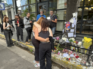 Buenos Aires, Argentina.- In the photos, dozens of curious people and fans of the band One Direction, to which Liam Payne belonged, remain in front of the hotel where the artist died on October 17, 2024. The British musician, former member of the band One Direction, died this Wednesday (16) after falling from a third floor in the "Casa Sur" hotel in the Palermo neighborhood, in the City of Buenos Aires. The singer, 31 years old, had been in the country for several days. He had traveled to attend the show of Niall Horan, another former member of the band