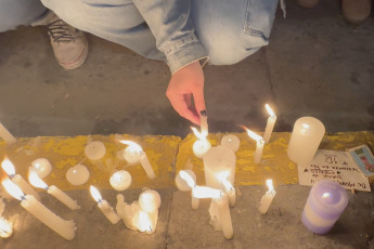 Buenos Aires, Argentina.- In the photos, fans light candles outside the hotel where former One Direction member Liam Payne died in Buenos Aires, Argentina on October 16, 2024. The British musician, former member of the band One Direction, died this Wednesday (16) after falling from a third floor at the "Casa Sur" hotel in the Palermo neighborhood, in the City of Buenos Aires. The singer, 31, had been in the country for several days. He had traveled to attend the show of Niall Horan, another former member of the band.