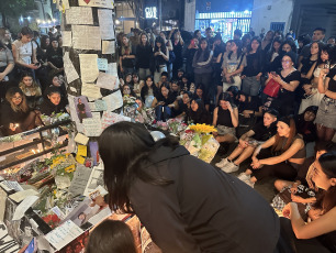 Liam Payne fans continue to gather at the door of the CasaSur Palermo hotel, where the musician died yesterday. Between tears and sitting on the asphalt, the young people sing some of Liam's hits, remember his time in One Direction and stay there. In addition, they write letters to the composer and stick them on a tree at the entrance of the hotel.