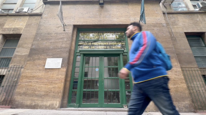 Buenos Aires, Argentina.- En las fotos tomadas el 17 de octubre de 2024, sedes de la Universidad de Buenos Aires cerradas. Los docentes y no docentes universitarios realizarán este jueves una nueva medida de fuerza en todas las universidades nacionales. El paro convocado por el Frente Sindical de Universidades Nacionales es en reclamo por la recomposición de los salarios y la ampliación del presupuesto educativo previsto para 2025. La medida se enmarca en un “plan de lucha” que abarca también el avance de las tomas estudiantiles de más de 40 edificios de universidades públicas en todo el país.