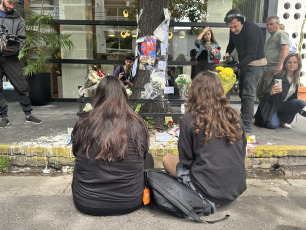 Buenos Aires, Argentina.- In the photos, dozens of curious people and fans of the band One Direction, to which Liam Payne belonged, remain in front of the hotel where the artist died on October 17, 2024. The British musician, former member of the band One Direction, died this Wednesday (16) after falling from a third floor in the "Casa Sur" hotel in the Palermo neighborhood, in the City of Buenos Aires. The singer, 31 years old, had been in the country for several days. He had traveled to attend the show of Niall Horan, another former member of the band